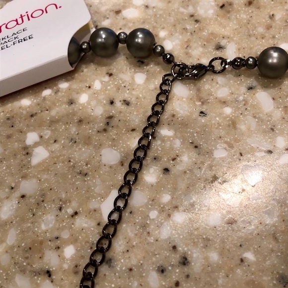 🌈 New Shades of Grey Pearl Necklace - Picture 2 of 4